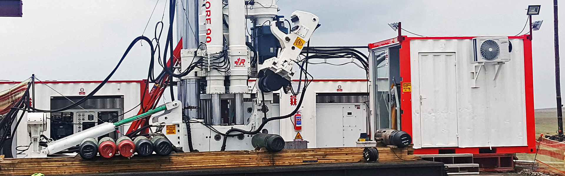 Le programme de forage de la mine d'Impumelelo consiste en un forage directionnel, une alésage et un revêtement à distance des puits de ventilation de 186 m x 7,3 m de diamètre. Le Redbore 90EX est utilisé pour ce projet.